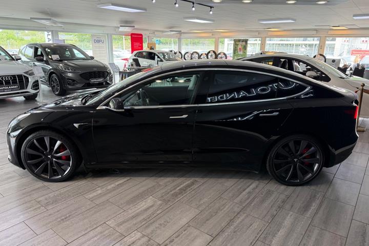 Sort Tesla Model 3 fra 2020