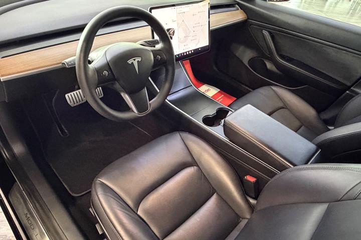 Sort Tesla Model 3 fra 2020