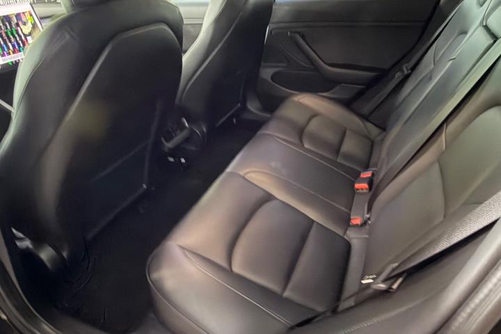 Sort Tesla Model 3 fra 2020
