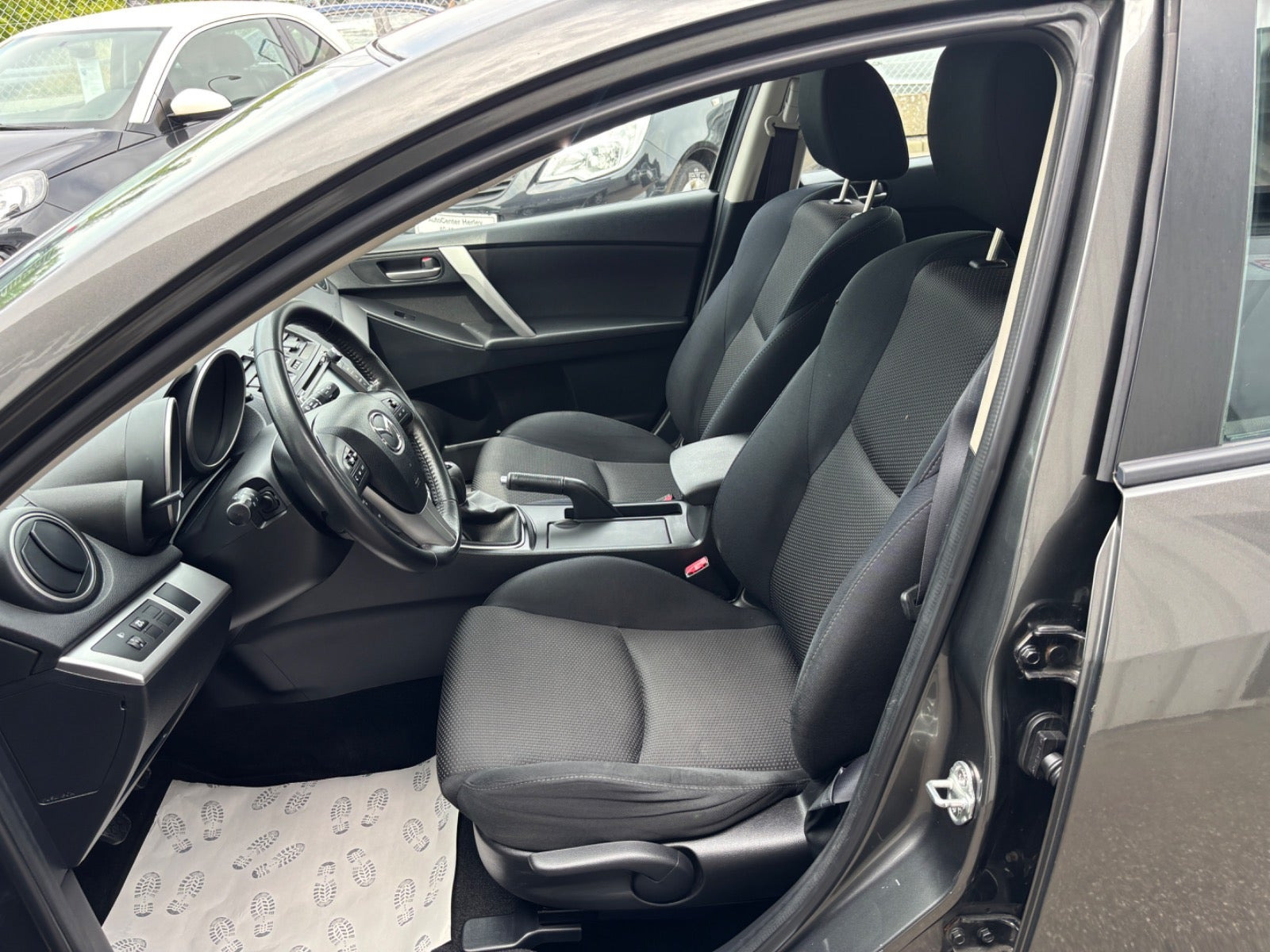Grå Mazda 3 fra 2012