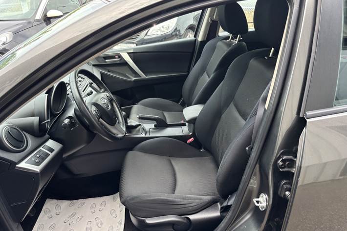 Grå Mazda 3 fra 2012