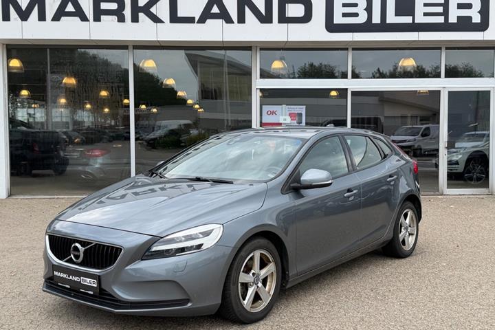 Grå Volvo V40 fra 2018 set udefra