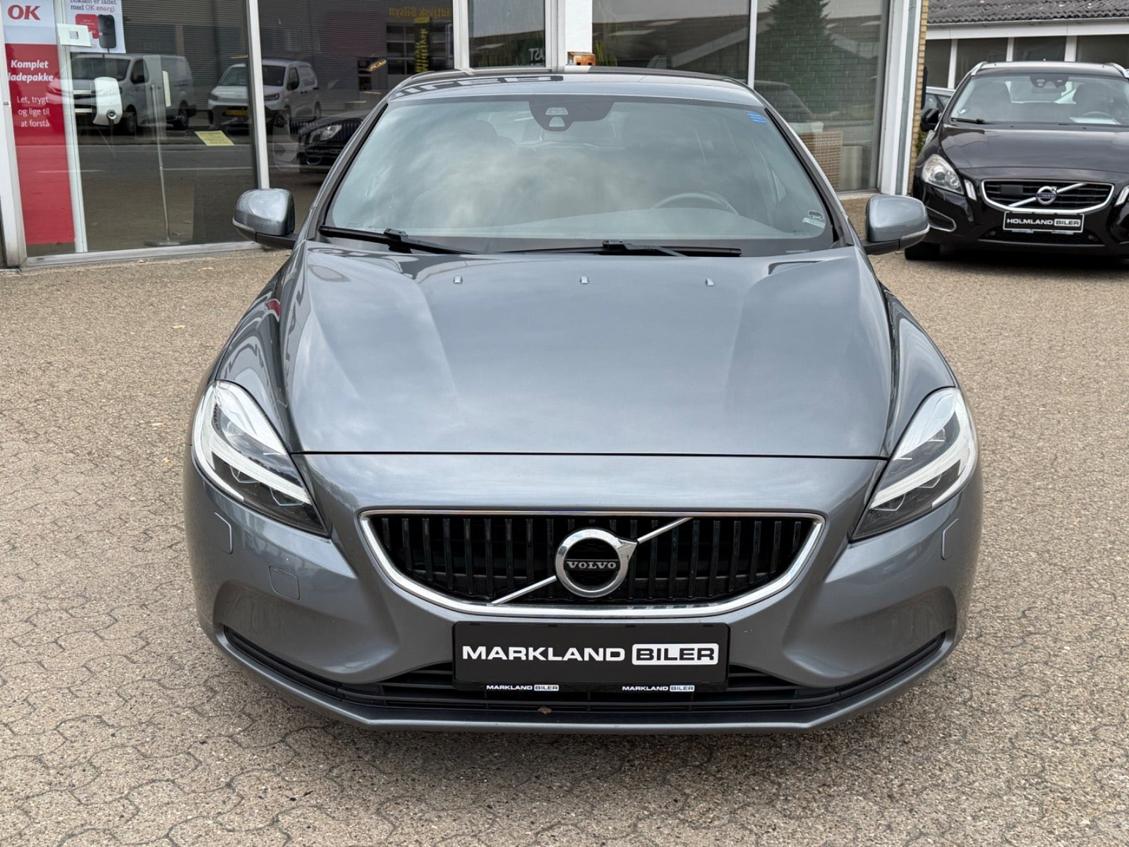 Grå Volvo V40 fra 2018