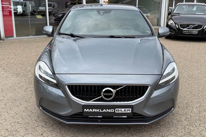 Grå Volvo V40 fra 2018