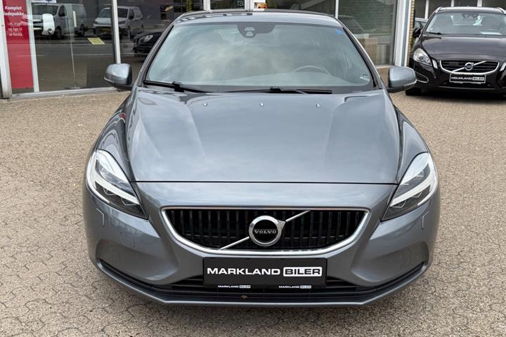 Grå Volvo V40 fra 2018