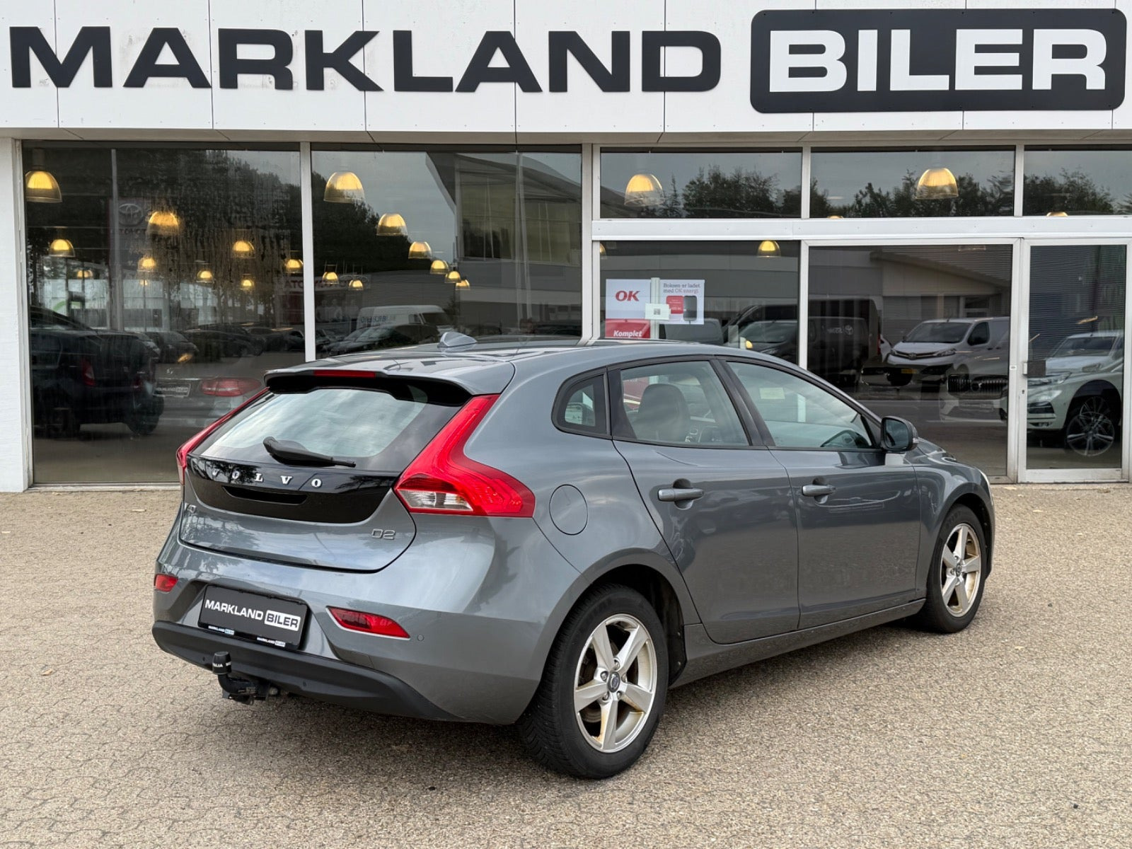 Grå Volvo V40 fra 2018