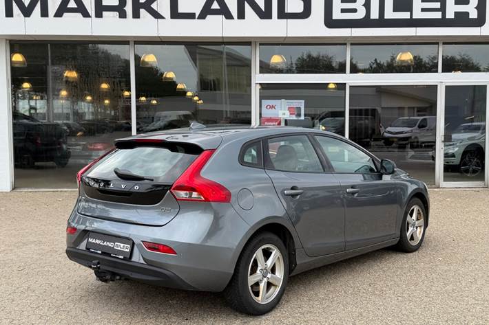 Grå Volvo V40 fra 2018