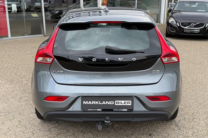 Grå Volvo V40 fra 2018