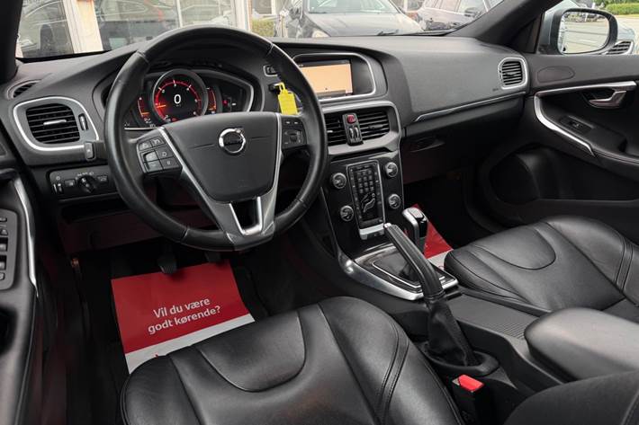 Grå Volvo V40 fra 2018