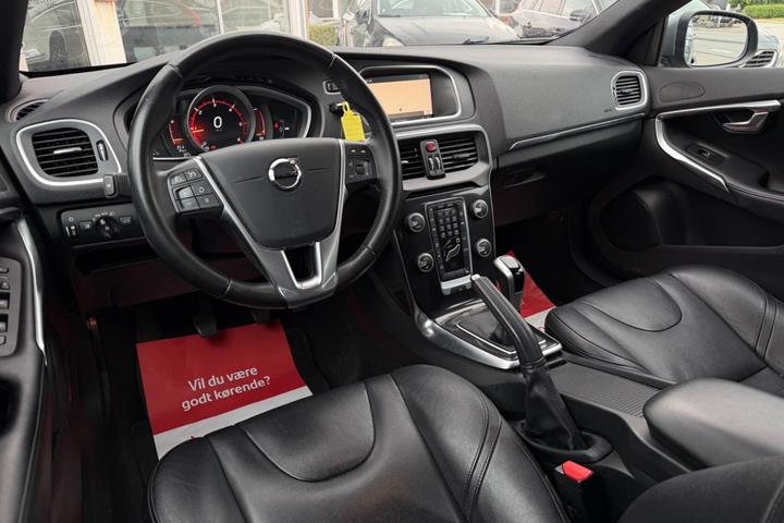 Grå Volvo V40 fra 2018