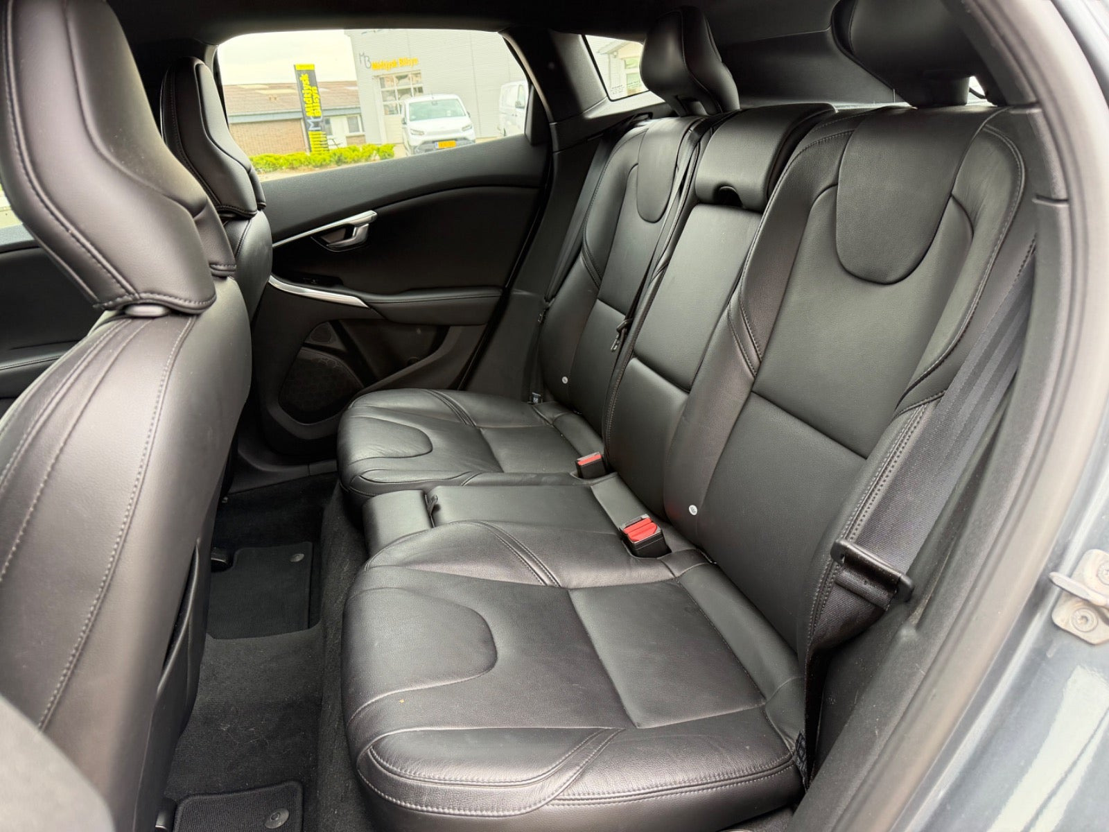 Grå Volvo V40 fra 2018