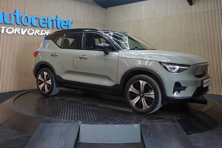 Grå Volvo XC40 fra 2023 set udefra