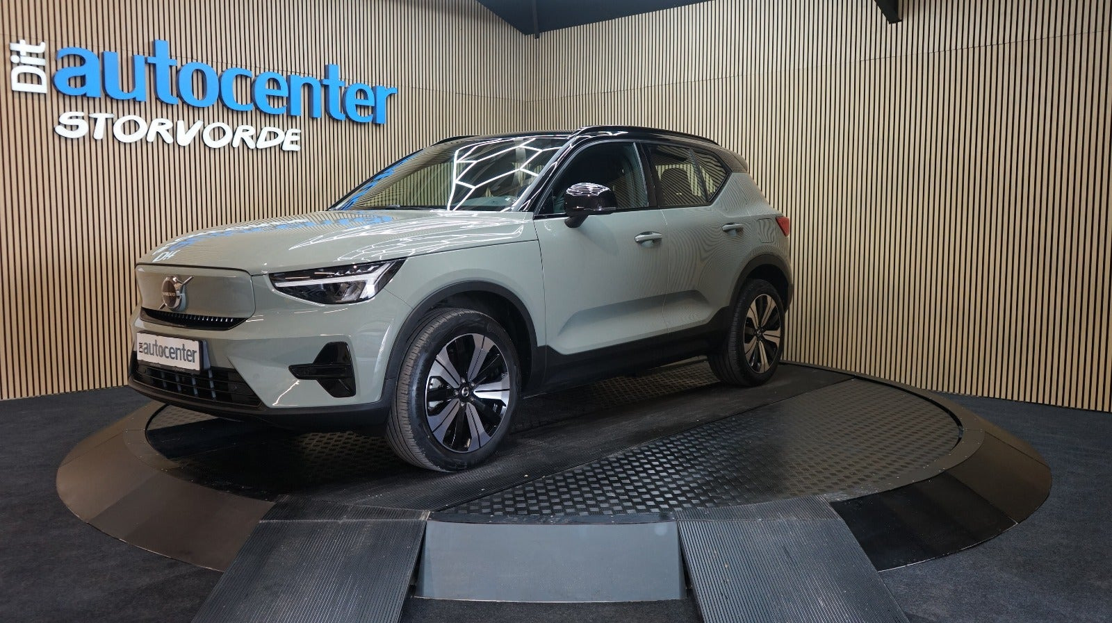 Grå Volvo XC40 fra 2023