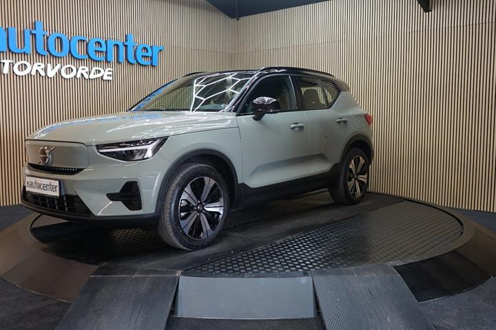Grå Volvo XC40 fra 2023