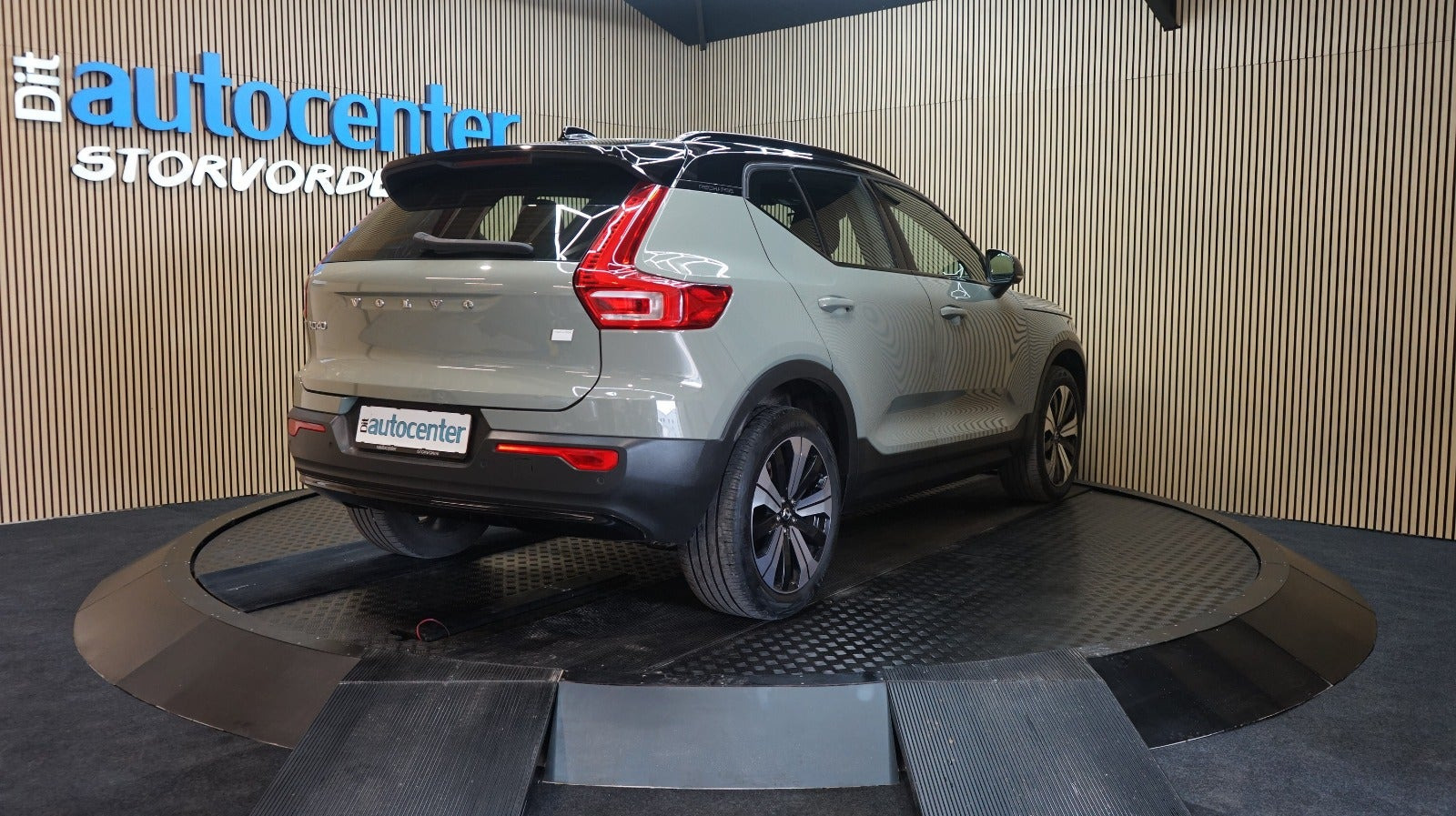 Grå Volvo XC40 fra 2023