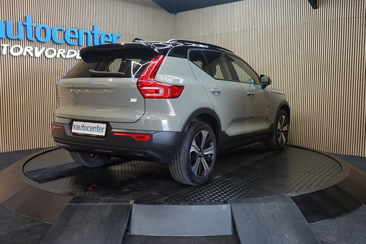 Grå Volvo XC40 fra 2023