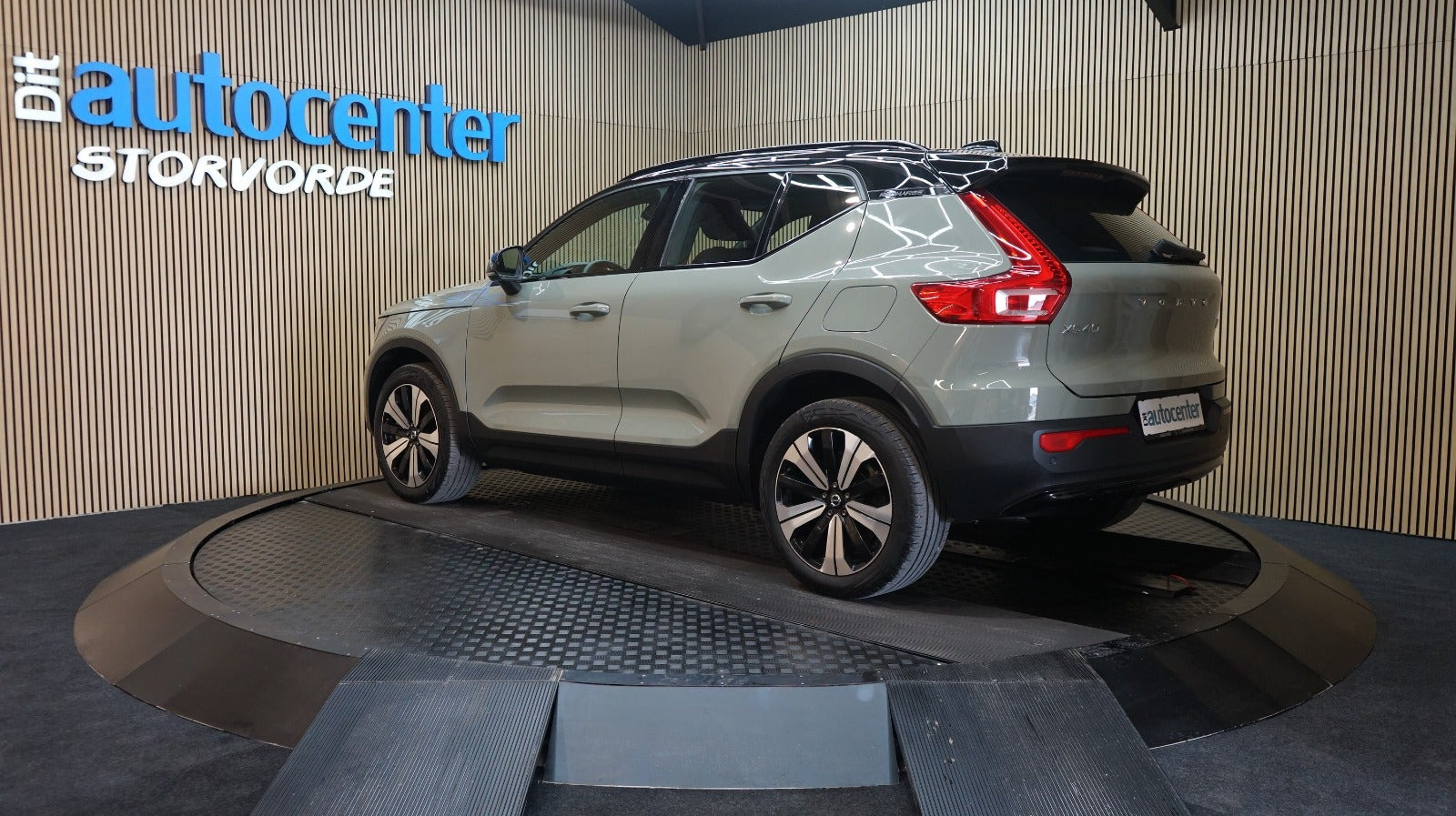 Grå Volvo XC40 fra 2023