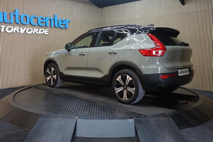 Grå Volvo XC40 fra 2023