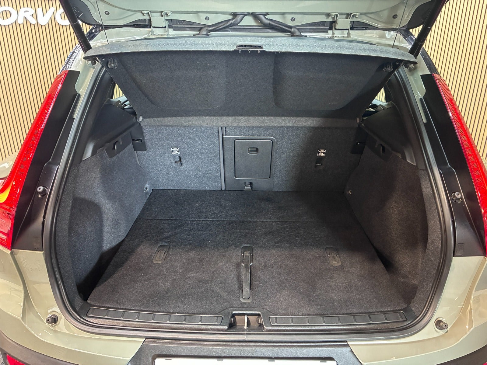 Grå Volvo XC40 fra 2023