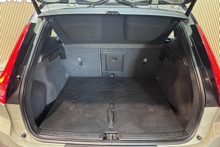 Grå Volvo XC40 fra 2023