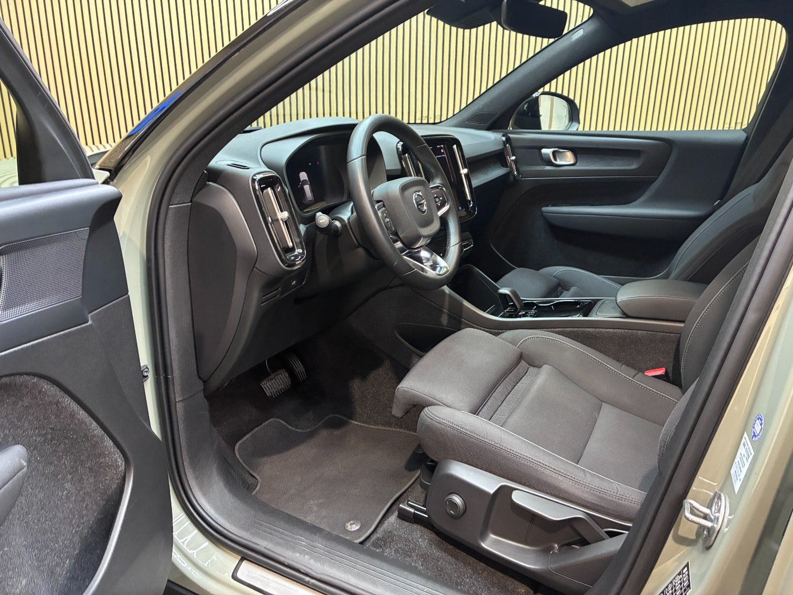 Grå Volvo XC40 fra 2023