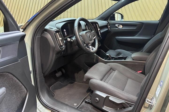 Grå Volvo XC40 fra 2023
