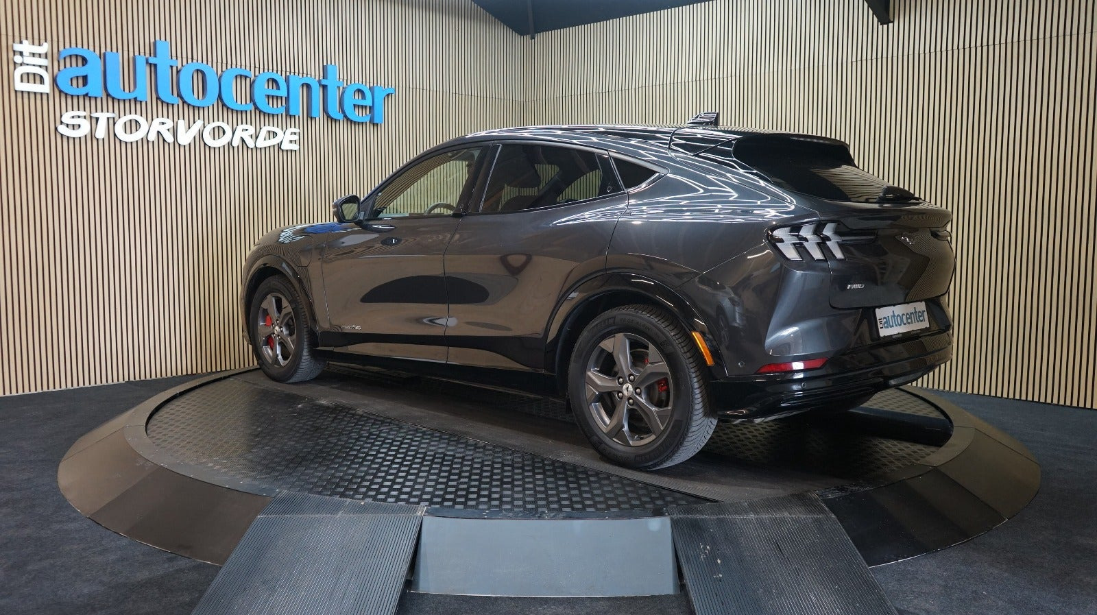 Rød Ford Mustang Mach-E fra 2022