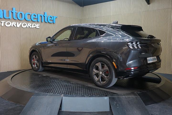 Rød Ford Mustang Mach-E fra 2022