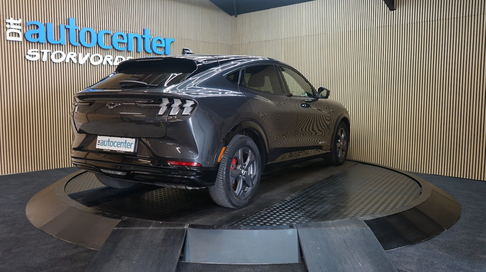 Rød Ford Mustang Mach-E fra 2022