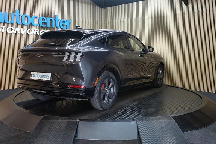 Rød Ford Mustang Mach-E fra 2022