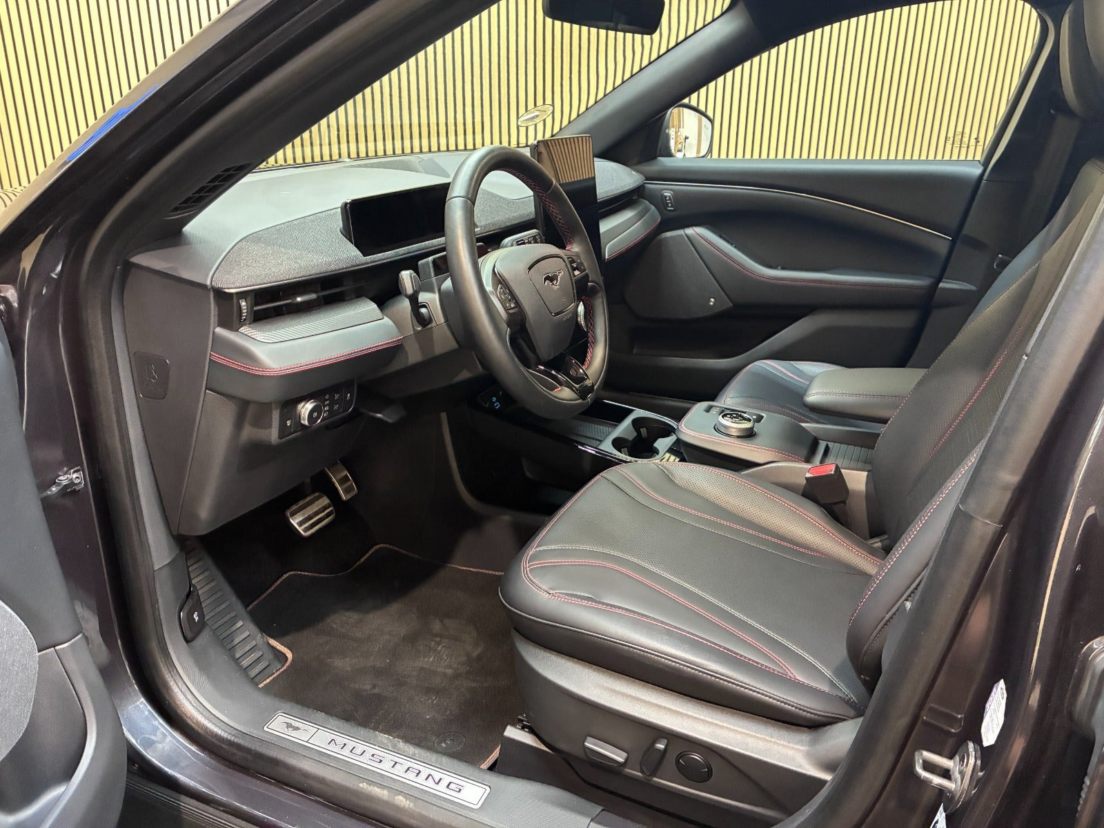 Rød Ford Mustang Mach-E fra 2022