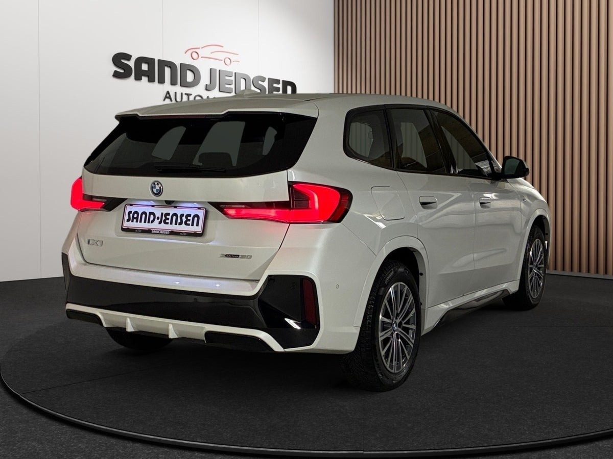 Hvid BMW iX1 fra 2024