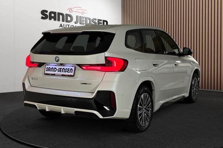 Hvid BMW iX1 fra 2024
