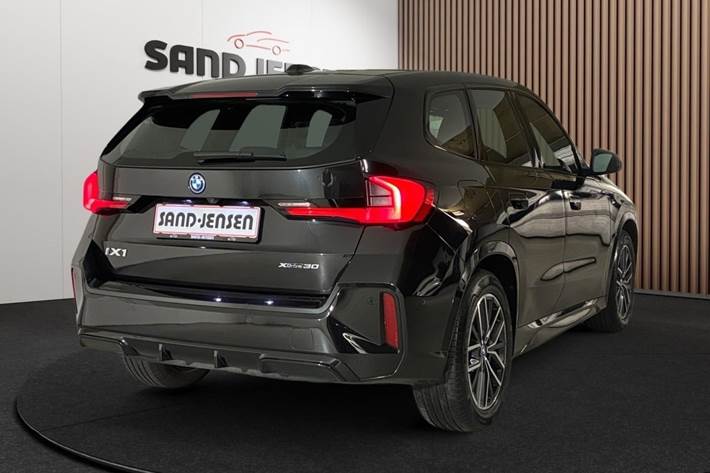 Sort BMW iX1 fra 2024