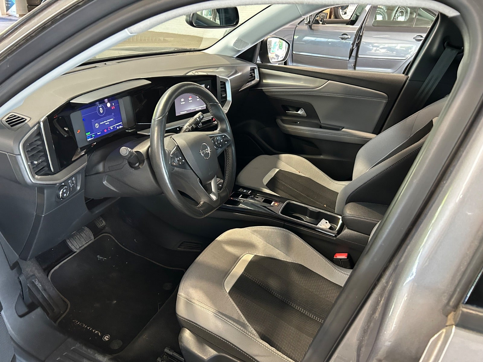 Grå Opel Mokka-e fra 2022