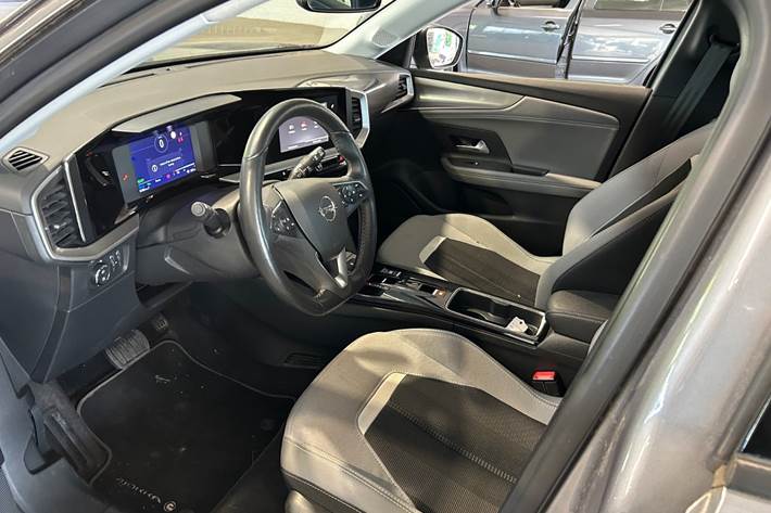 Grå Opel Mokka-e fra 2022
