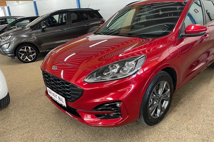 Rød Ford Kuga fra 2020 set udefra
