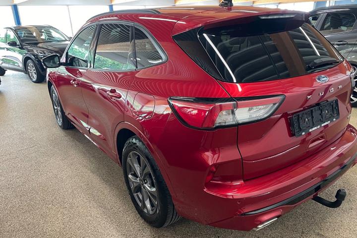 Rød Ford Kuga fra 2020