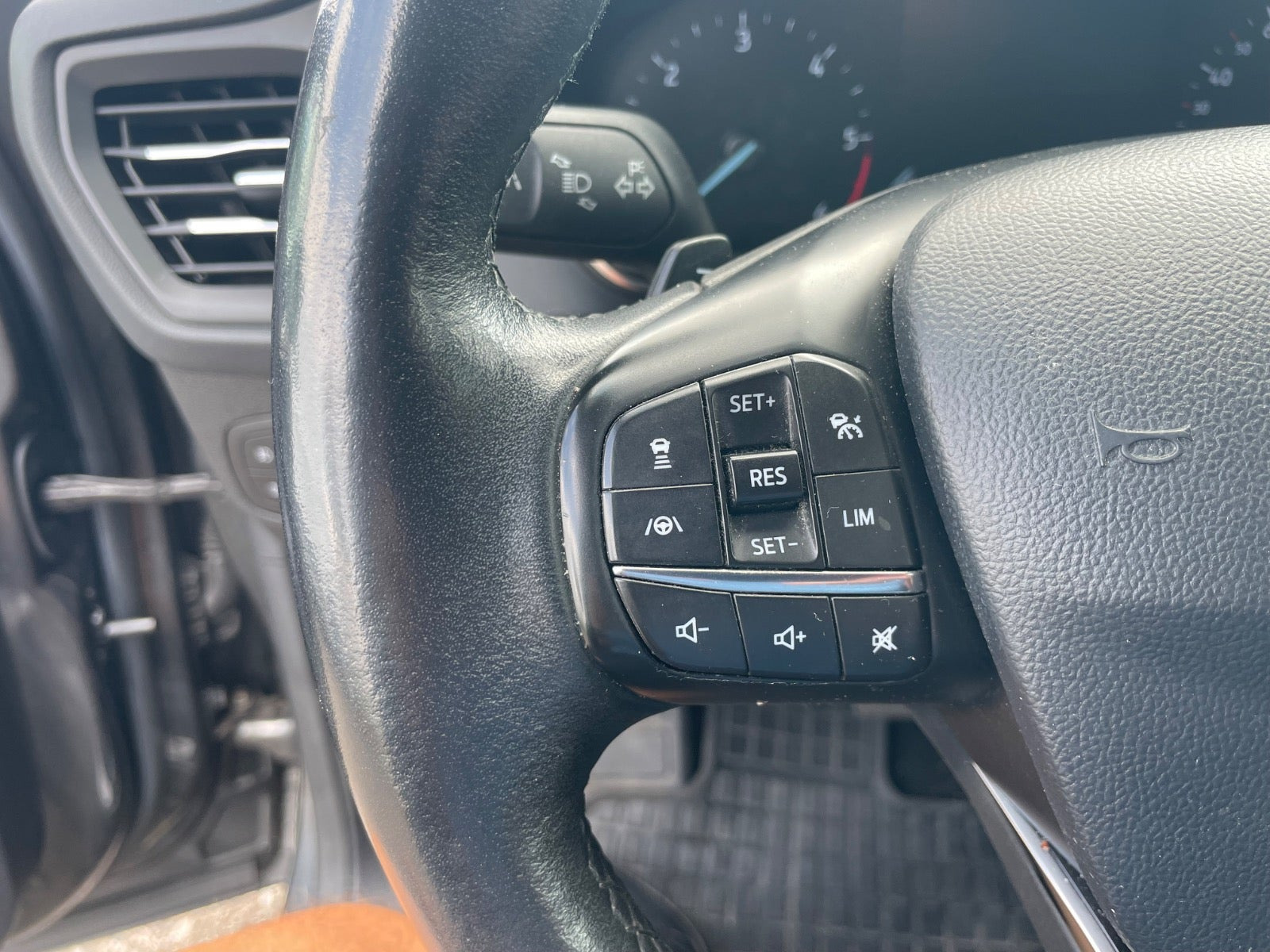 Rød Ford Kuga fra 2020