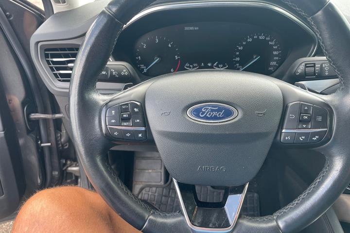 Rød Ford Kuga fra 2020