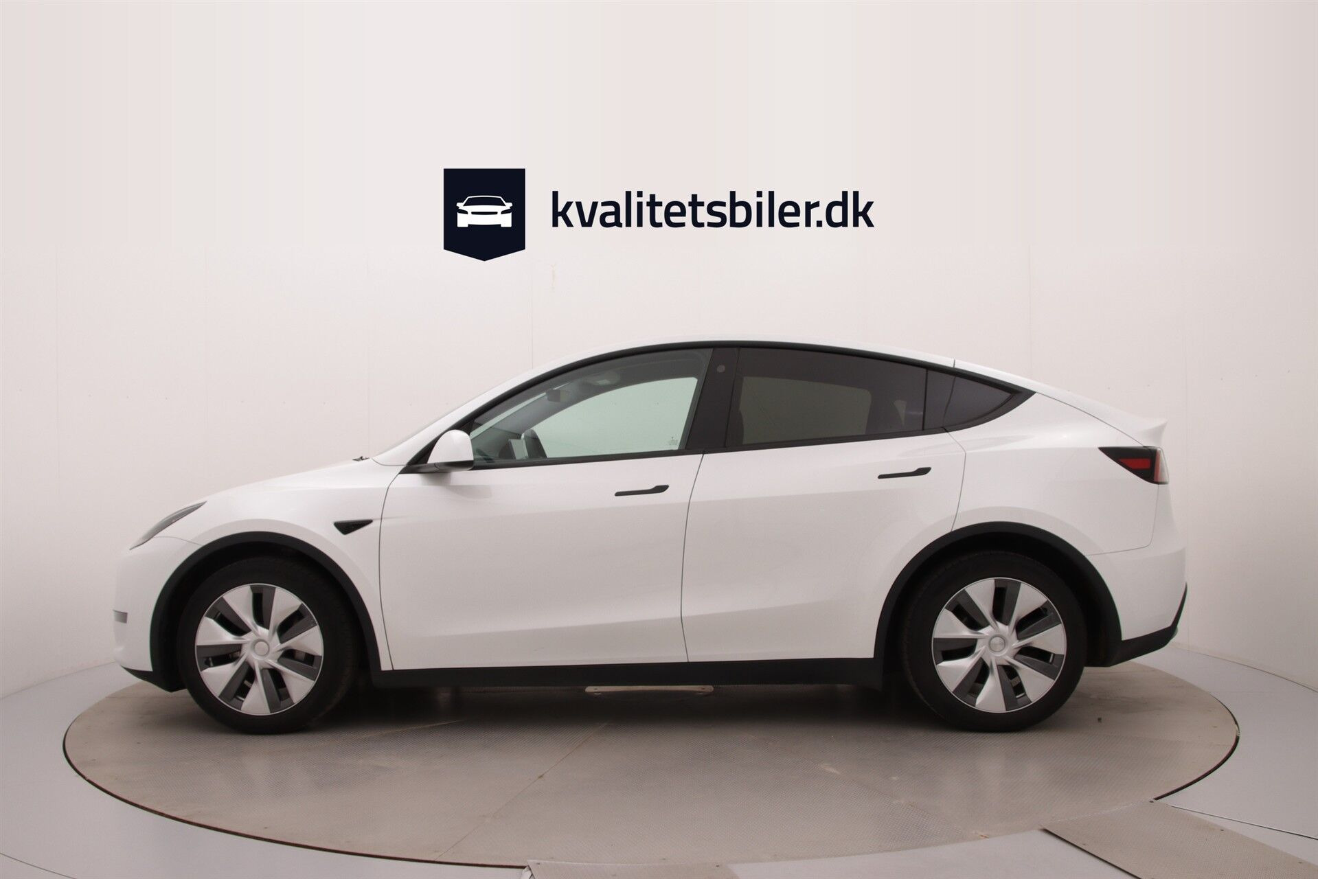 Hvid Tesla Model Y fra 2023