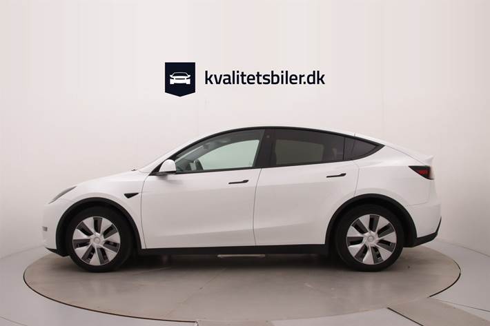 Hvid Tesla Model Y fra 2023