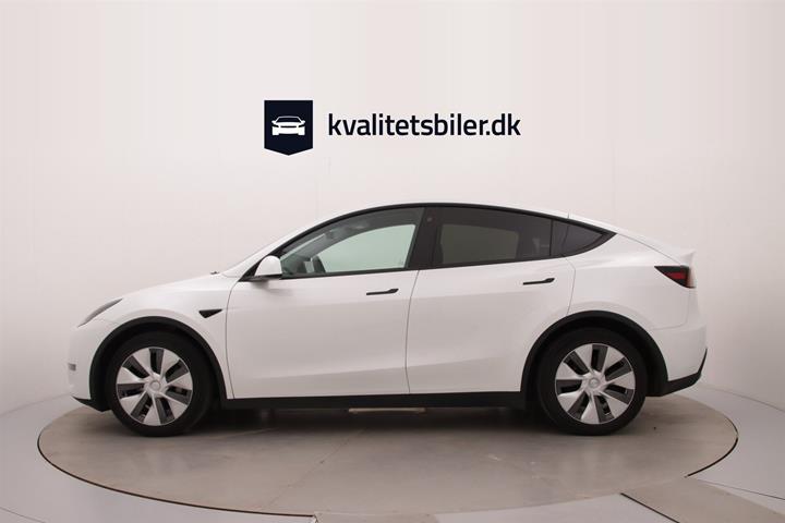 Hvid Tesla Model Y fra 2023