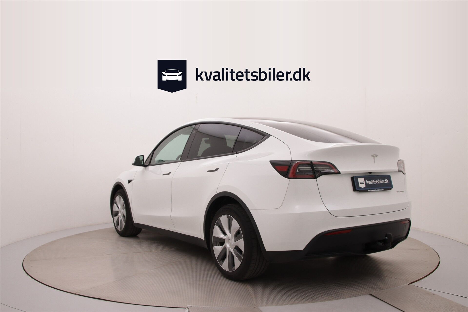 Hvid Tesla Model Y fra 2023