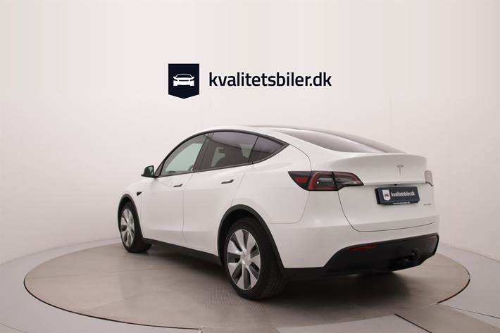 Hvid Tesla Model Y fra 2023