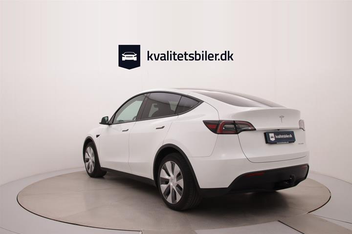 Hvid Tesla Model Y fra 2023