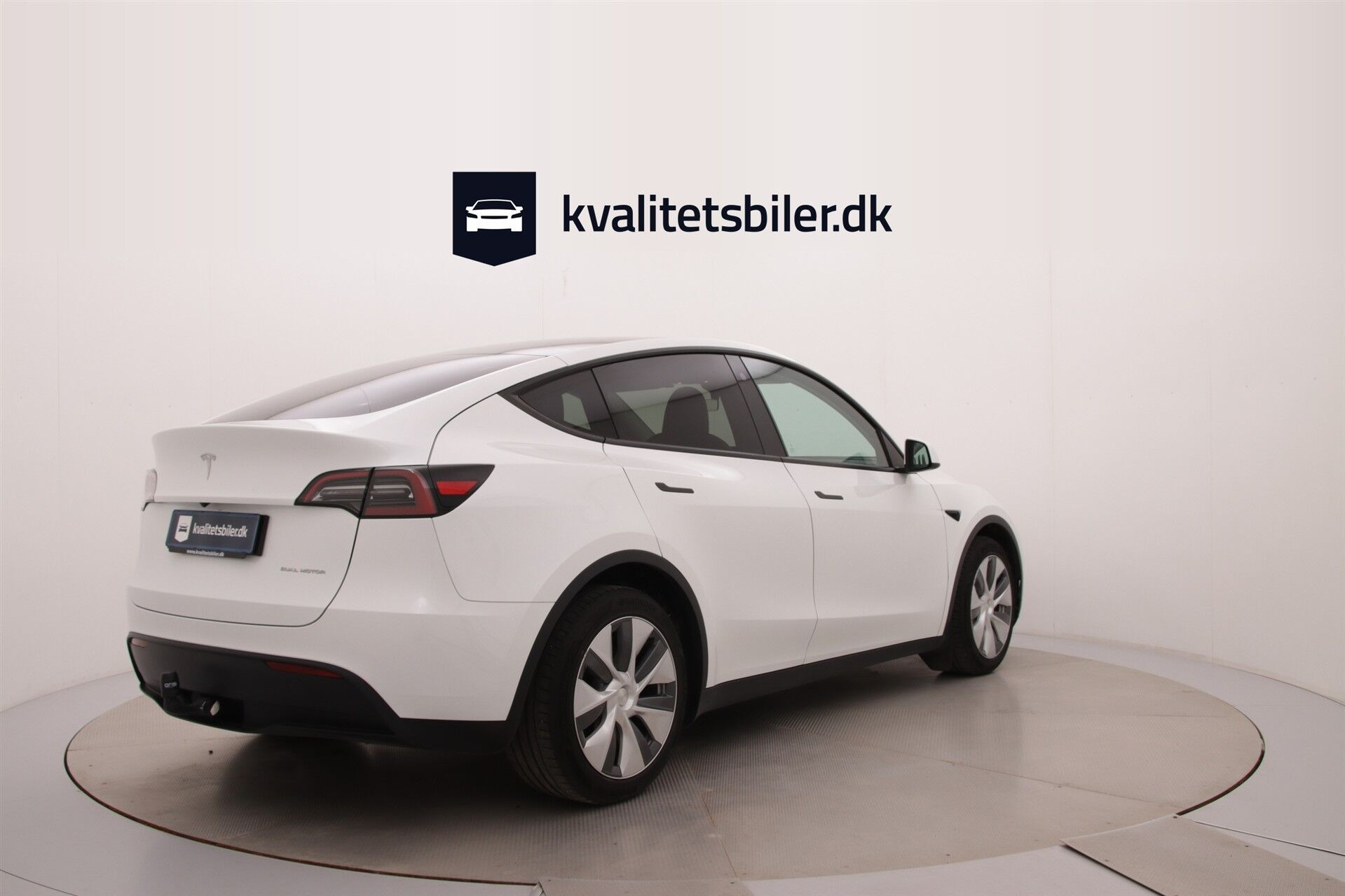 Hvid Tesla Model Y fra 2023
