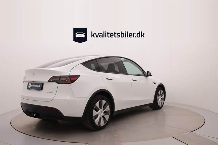 Hvid Tesla Model Y fra 2023