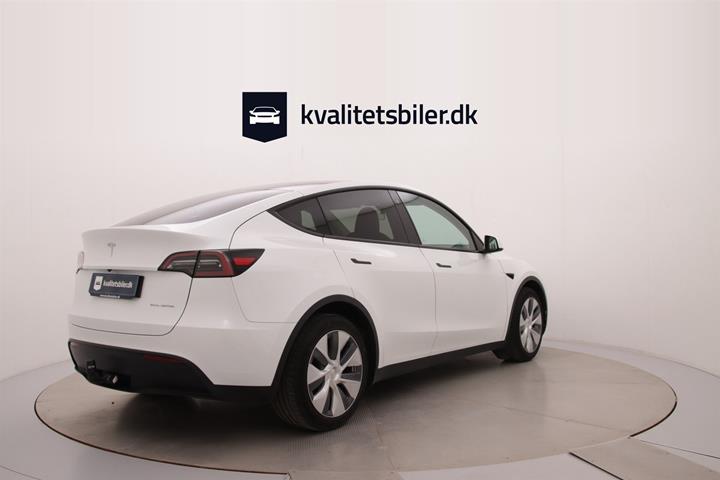 Hvid Tesla Model Y fra 2023