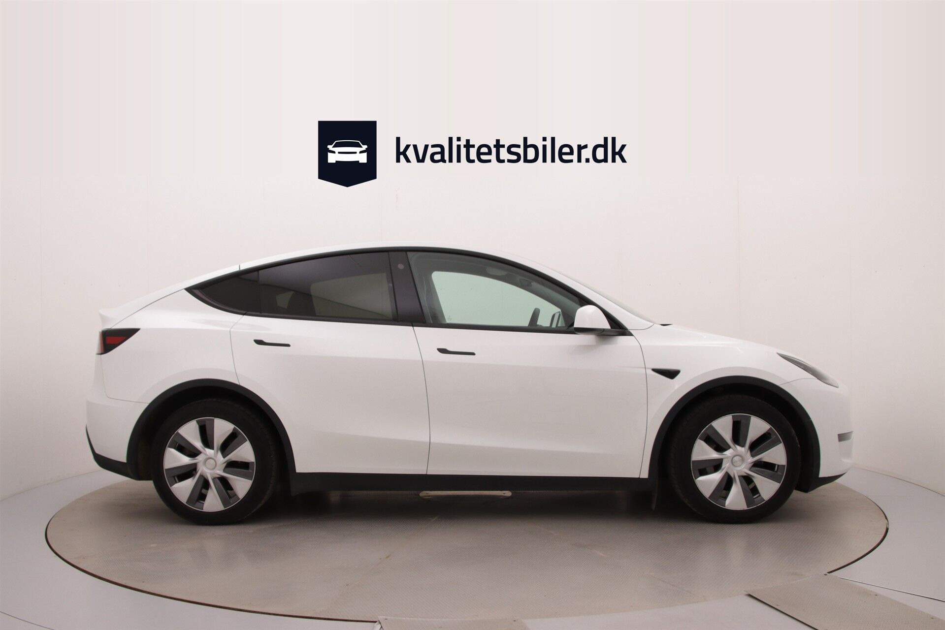 Hvid Tesla Model Y fra 2023